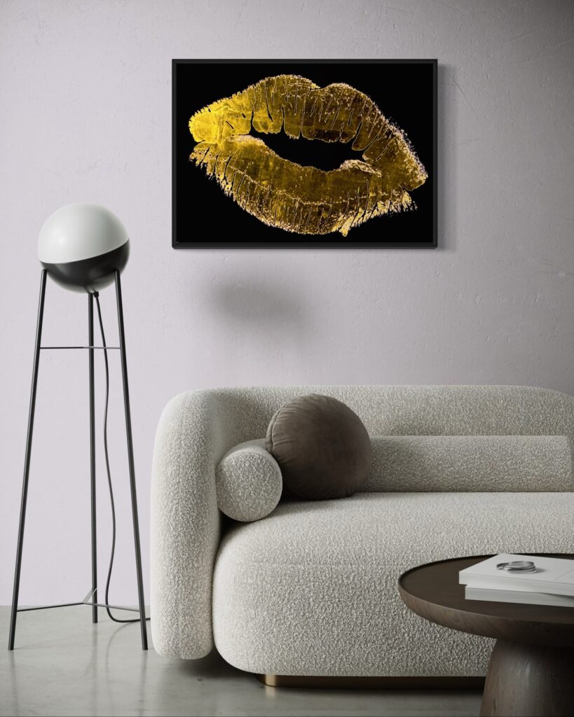 Kiss my art gold on black